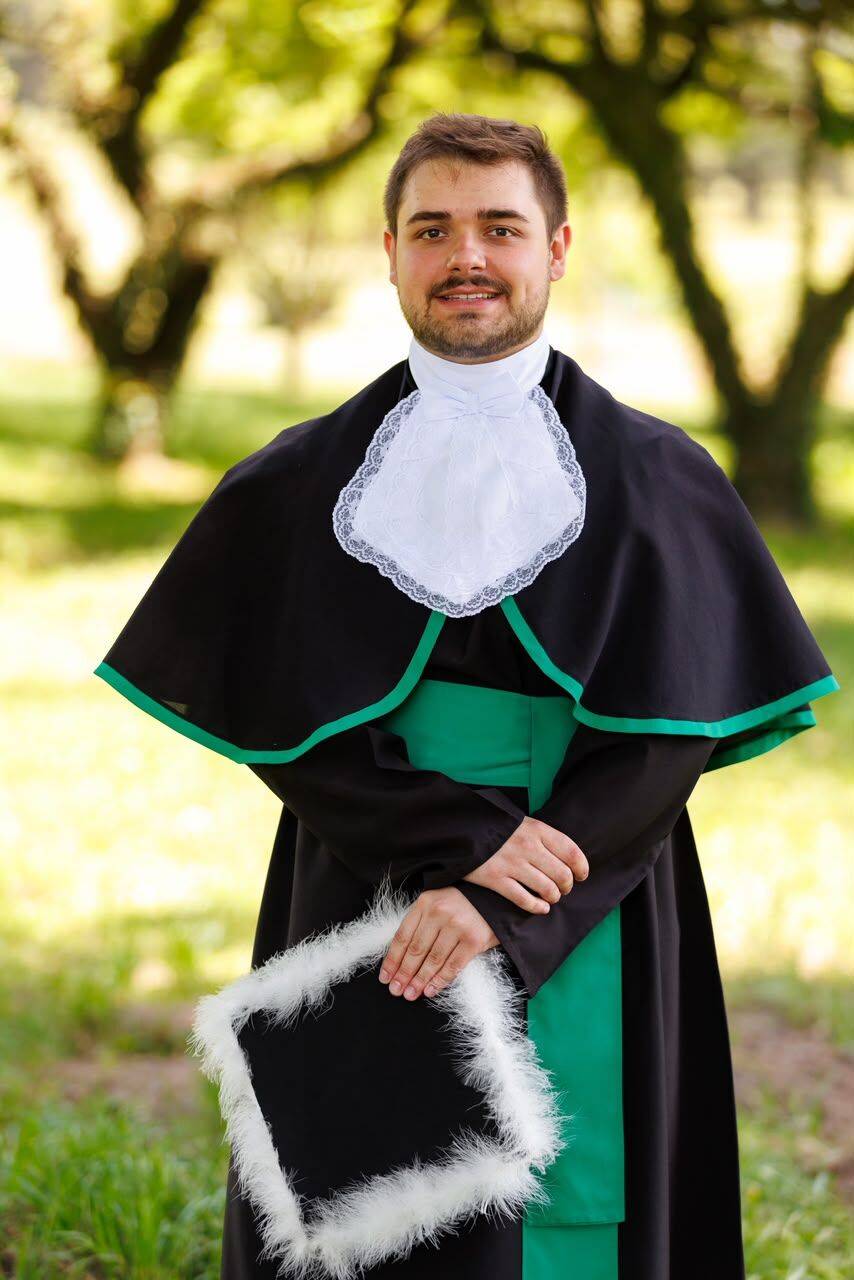 Murilo de beca, no campo